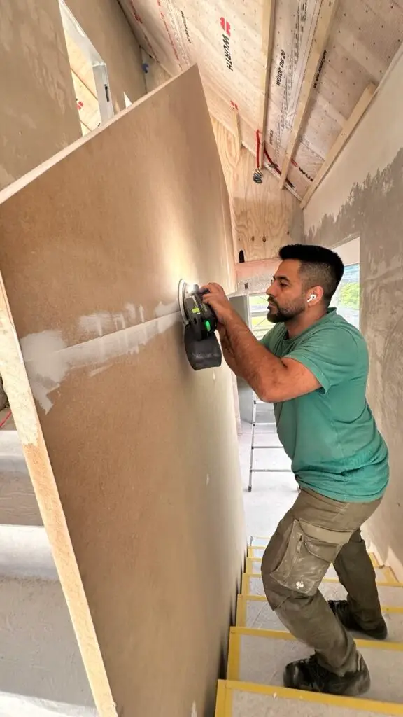 Lavoro falegnameria su misura Seyed Musavi smeriglia parete ArmanDesign